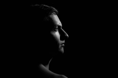 bir adamın siyah beyaz dramatik portresi