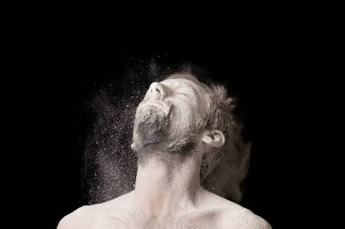 Beyaz tozlu bir adamın portresi.