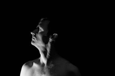 dramatik ışıklandırmada bir adamın siyah beyaz portresi 