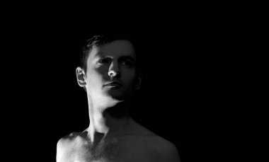 dramatik ışıklandırmada bir adamın siyah beyaz portresi 