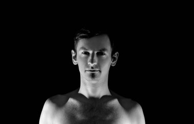 dramatik ışıklandırmada bir adamın siyah beyaz portresi 