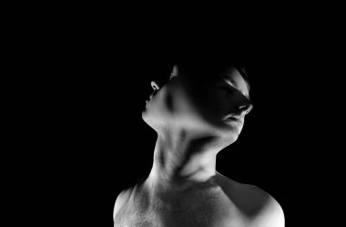 İki başlı adamın siyah beyaz portresi.