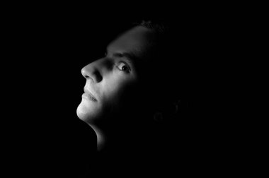 Siyah arka planda bir adamın dramatik portresi