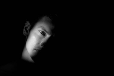 Siyah arka planda bir adamın dramatik portresi