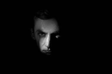 Siyah arka planda bir adamın dramatik portresi
