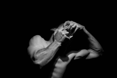 Elleriyle ağzını açıyor, dramatik bir fotoğraf.