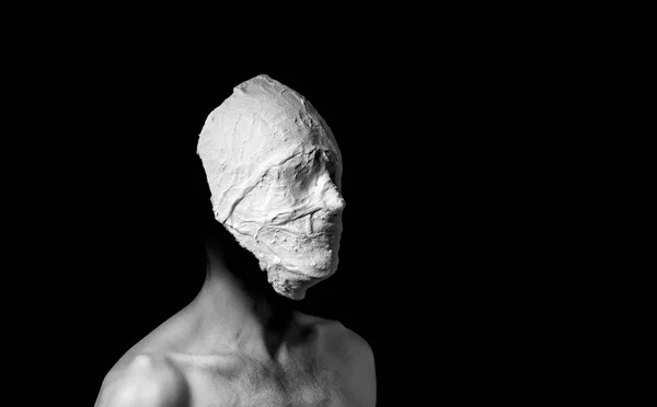 Ασπρόμαυρη Φωτογραφία Ενός Άνδρα Γύψινη Μάσκα — Φωτογραφία Αρχείου