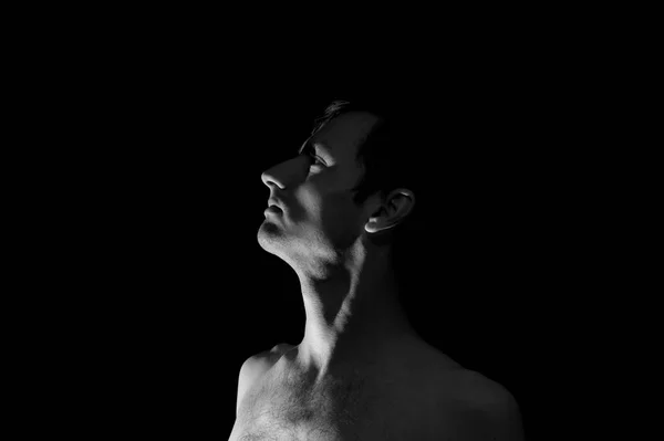Dramatik Işıklandırmada Bir Adamın Siyah Beyaz Portresi — Stok fotoğraf
