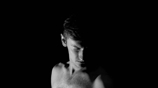 Černobílý Foto Portrét Chlapa Dramatickém Osvětlení — Stock fotografie