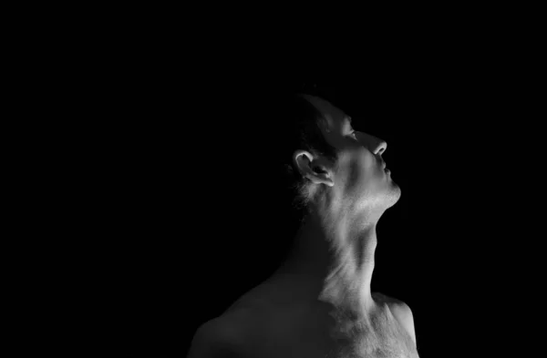 Schwarz Weiß Fotoporträt Eines Typen Dramatischer Beleuchtung — Stockfoto