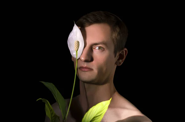 Πορτρέτο Ενός Άντρα Λευκό Λουλούδι Στο Φόντο Του Προσώπου — Φωτογραφία Αρχείου
