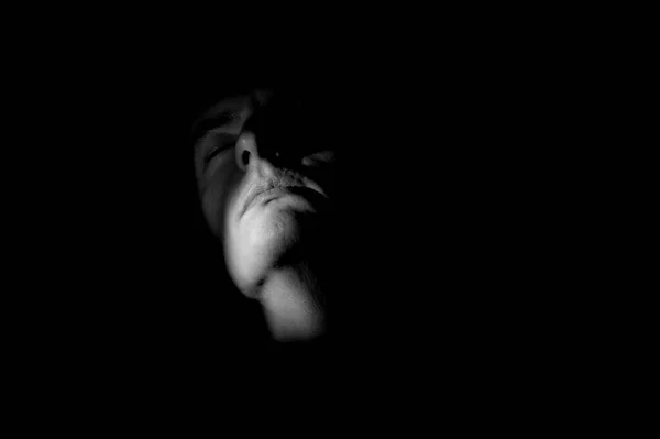 Драматический Портрет Человека Черном Фоне — стоковое фото