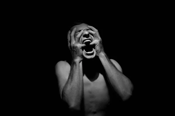 Foto Emocional Hombre Gritando Sobre Fondo Negro — Foto de Stock