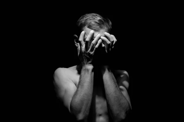 Eller Başının Üstünde Bir Adamın Siyah Beyaz Dramatik Fotoğrafı — Stok fotoğraf