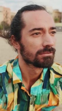 Yaklaş, genç adam plajda dinleniyor.