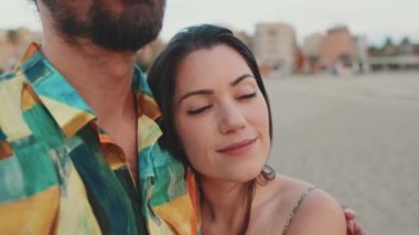 Yaklaş, mutlu aşık çift kıyıda duruyor.