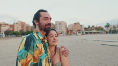 Sahilde birbirini seven mutlu çift