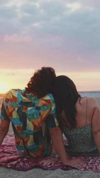 Vídeo Vertical Casal Apaixonado Encontra Nascer Sol Praia Visão Traseira — Vídeo de Stock