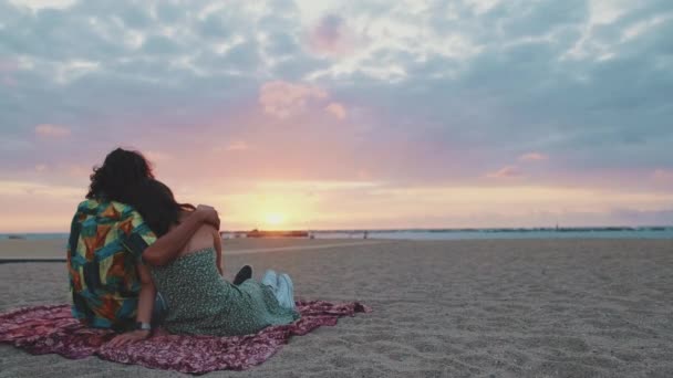 Pria Dan Wanita Saling Berpelukan Pantai Dan Menyaksikan Fajar Tampilan — Stok Video