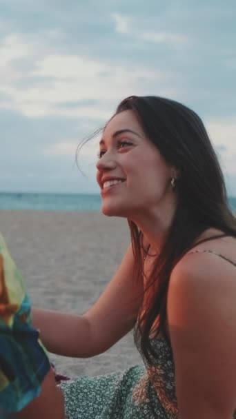 Vertik Video Mand Kvinde Taler Med Hinanden Stranden Ved Solopgang – Stock-video