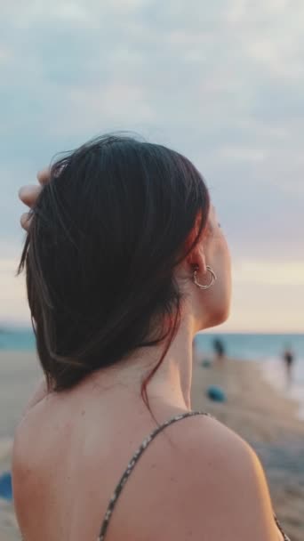 Video Verticale Giovane Donna Piedi Sulla Spiaggia Guardare Alba Vista — Video Stock