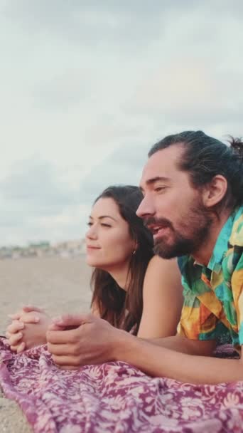 Vertical Video Man Vrouw Praten Ontspannen Deken Het Strand — Stockvideo