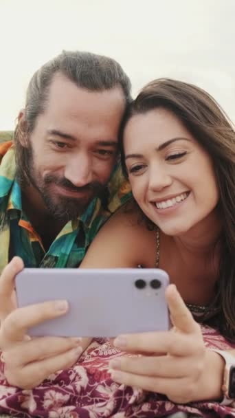 Yakın Çekim Birbirine Aşık Çift Plajda Dinleniyor Cep Telefonundan Video — Stok video