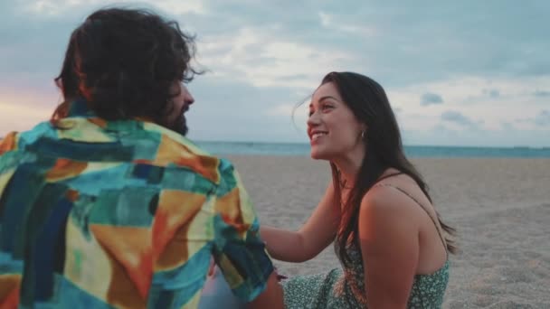 Muž Žena Spolu Mluví Pláži Úsvitu — Stock video