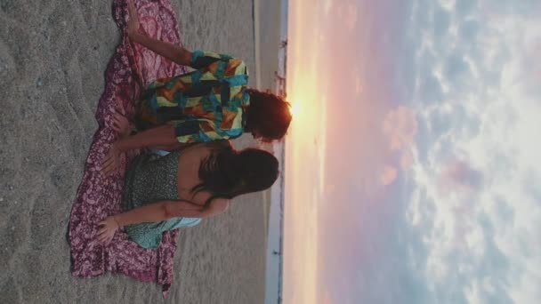 Vídeo Vertical Casal Apaixonado Encontra Nascer Sol Praia Visão Traseira — Vídeo de Stock