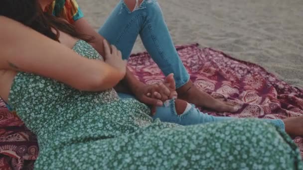 Пара Влюбленных Встречает Рассвет Пляже — стоковое видео