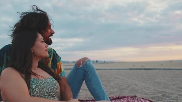 Pasangan Yang Jatuh Cinta Menikmati Pemandangan Indah Saat Matahari Terbit — Stok Video