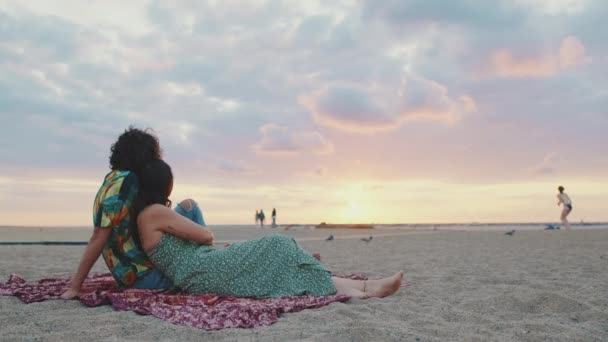 Pár Lásce Vychutnat Krásný Výhled Při Východu Slunce Pláži — Stock video