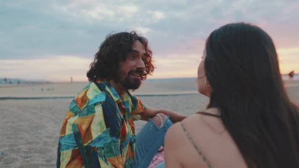 Man Woman Talking Each Other Beach Sunrise — Stock Video