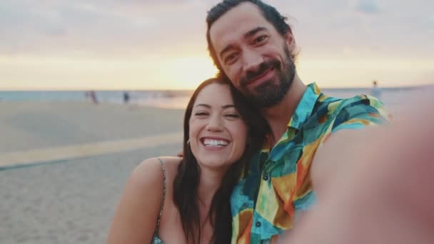 Ευτυχισμένο Ζευγάρι Που Βγάζει Selfie Ενώ Στέκεται Στην Παραλία — Αρχείο Βίντεο