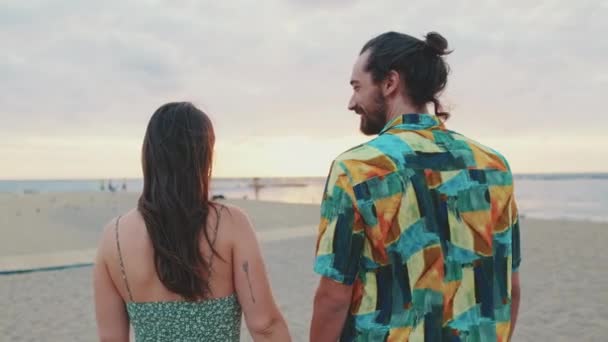 Mladý Pár Drží Ruce Když Stojí Pláži Zadní Pohled — Stock video