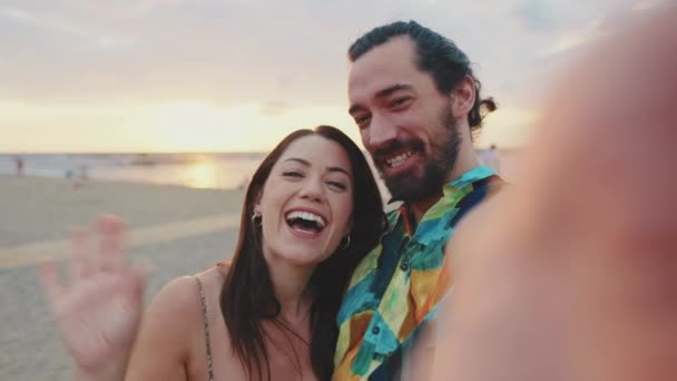 Smějící Pár Dělat Video Hovor Zatímco Stojí Pláži — Stock video