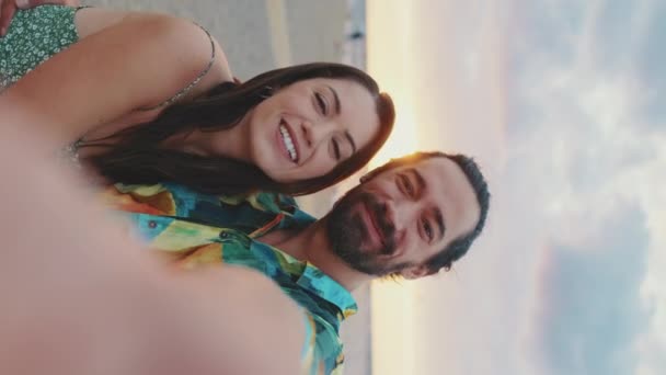 Video Vertical Pareja Feliz Tomando Selfie Mientras Está Pie Playa — Vídeo de stock