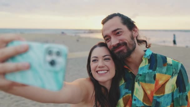 Sevgi Dolu Bir Çift Kumsalda Durup Öpüşürken Cep Telefonunda Selfie — Stok video