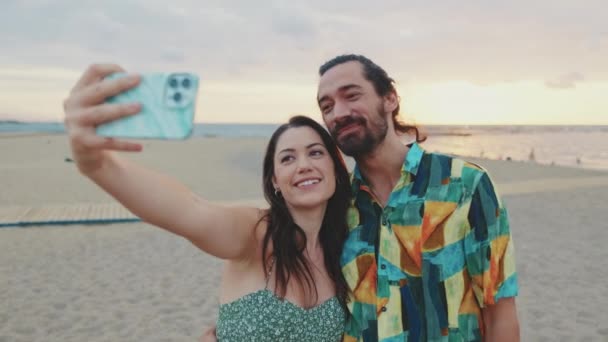 Lachend Paar Selfie Mobiele Telefoon Terwijl Het Strand Staan — Stockvideo