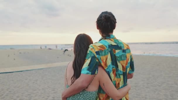 Hombre Mujer Abrazándose Mientras Están Pie Playa Amanecer — Vídeo de stock