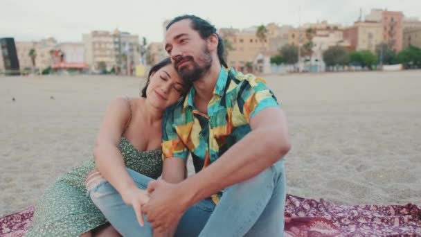 Felice Coppia Seduta Abbracciando Sulla Coperta Sulla Spiaggia — Video Stock