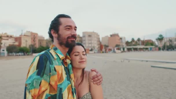 Ευτυχισμένο Ζευγάρι Ερωτευμένο Στέκεται Στην Ακτή — Αρχείο Βίντεο