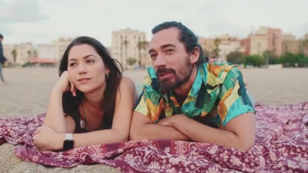 Άνδρας Και Γυναίκα Μιλούν Και Χαλαρώνουν Στην Κουβέρτα Στην Παραλία — Αρχείο Βίντεο