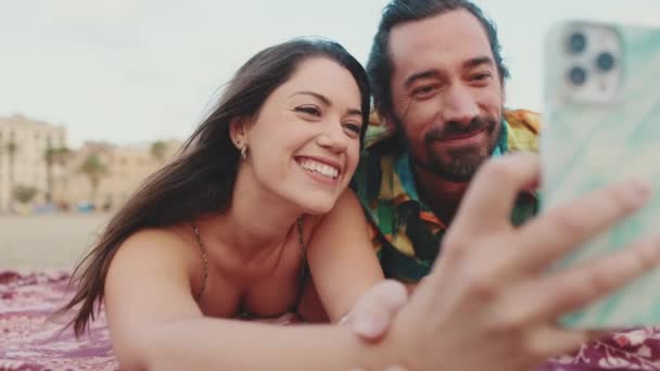 Cerca Feliz Pareja Tomando Selfie Video Teléfono Móvil — Vídeo de stock