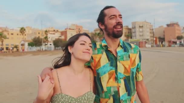 Ζευγάρι Ερωτευμένο Περπατά Στην Παραλία Αγκαλιάζοντας Ένας Τον Άλλον — Αρχείο Βίντεο