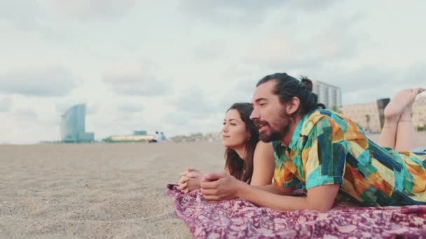 Romantik Çift Sahilde Battaniyenin Üzerinde Yatarken Birbirlerinin Iletişiminden Zevk Alıyorlar — Stok video