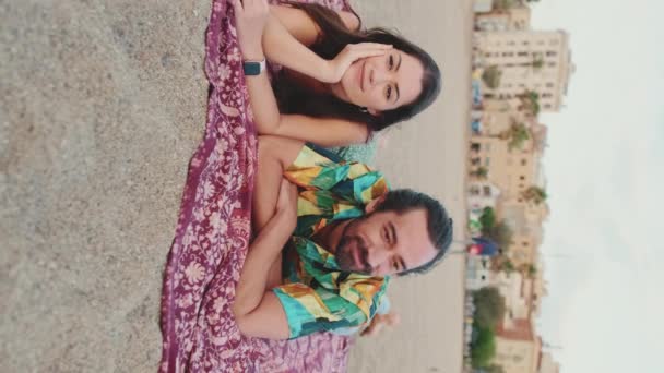 Video Vertical Hombre Mujer Conversando Relajándose Sobre Una Manta Playa — Vídeo de stock