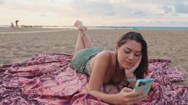 Giovane Donna Rilassante Sulla Spiaggia Utilizzando Telefono Cellulare — Video Stock