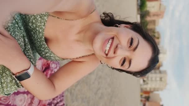 Video Vertical Jovencita Feliz Haciendo Videollamada Mientras Está Sentada Playa — Vídeos de Stock