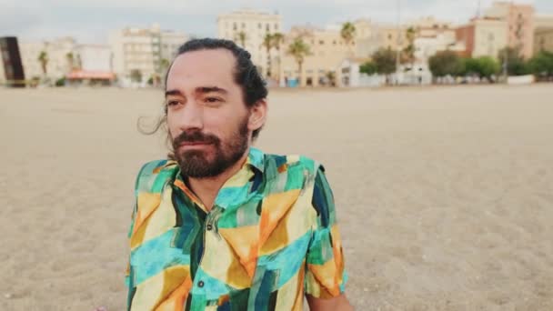 Hombre Joven Relajándose Playa — Vídeos de Stock